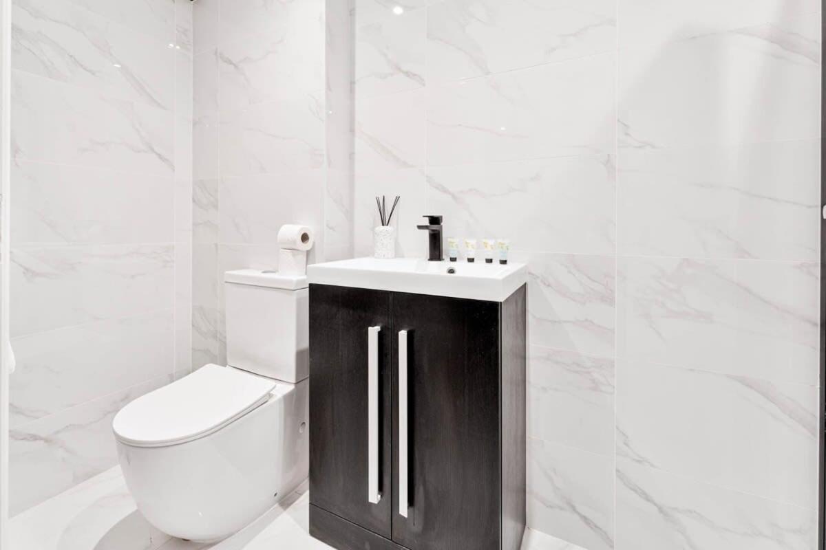 Modern 1 Bed Apartment In Burton-On-Trent Екстериор снимка