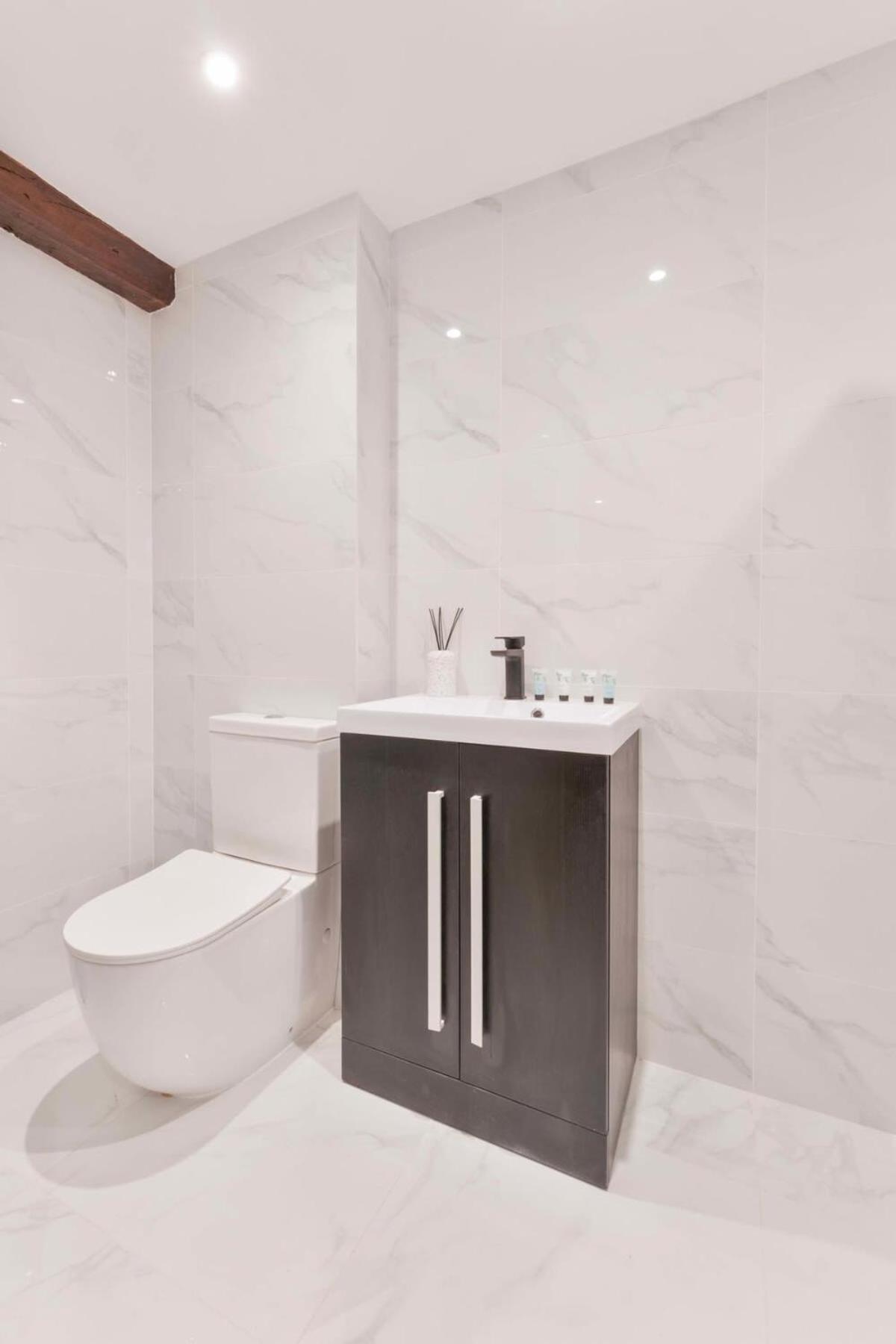 Modern 1 Bed Apartment In Burton-On-Trent Екстериор снимка