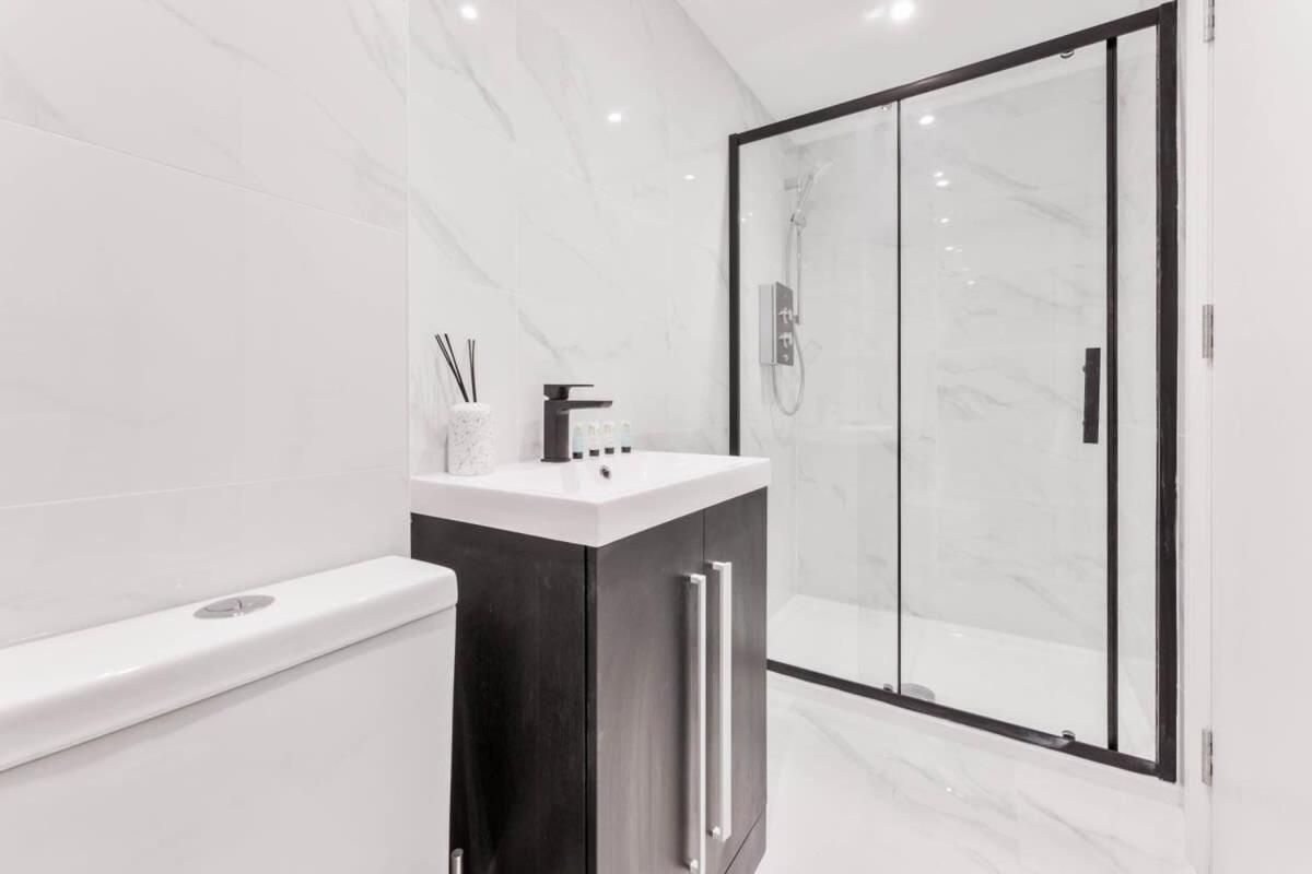 Modern 1 Bed Apartment In Burton-On-Trent Екстериор снимка