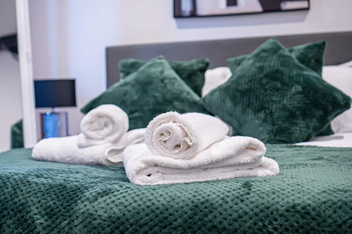 Modern 1 Bed Apartment In Burton-On-Trent Екстериор снимка