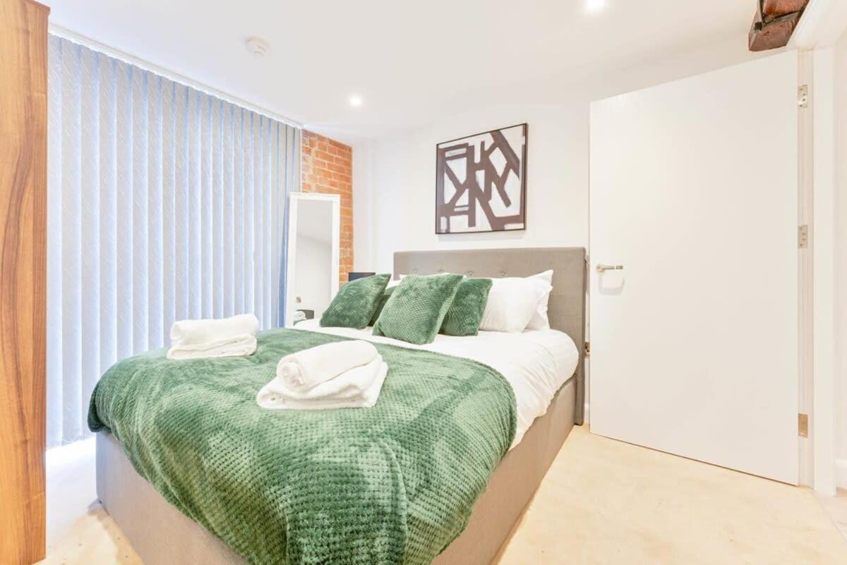 Modern 1 Bed Apartment In Burton-On-Trent Екстериор снимка