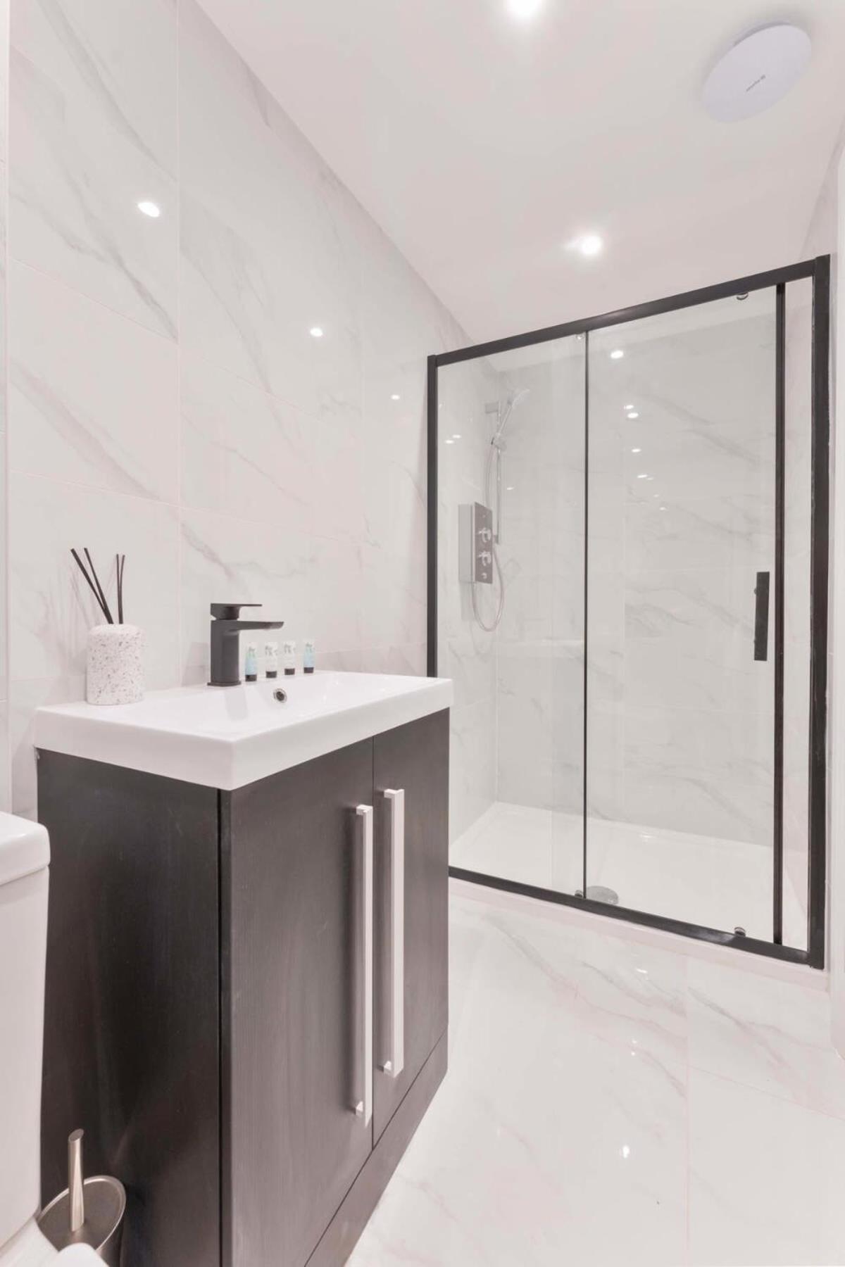 Modern 1 Bed Apartment In Burton-On-Trent Екстериор снимка